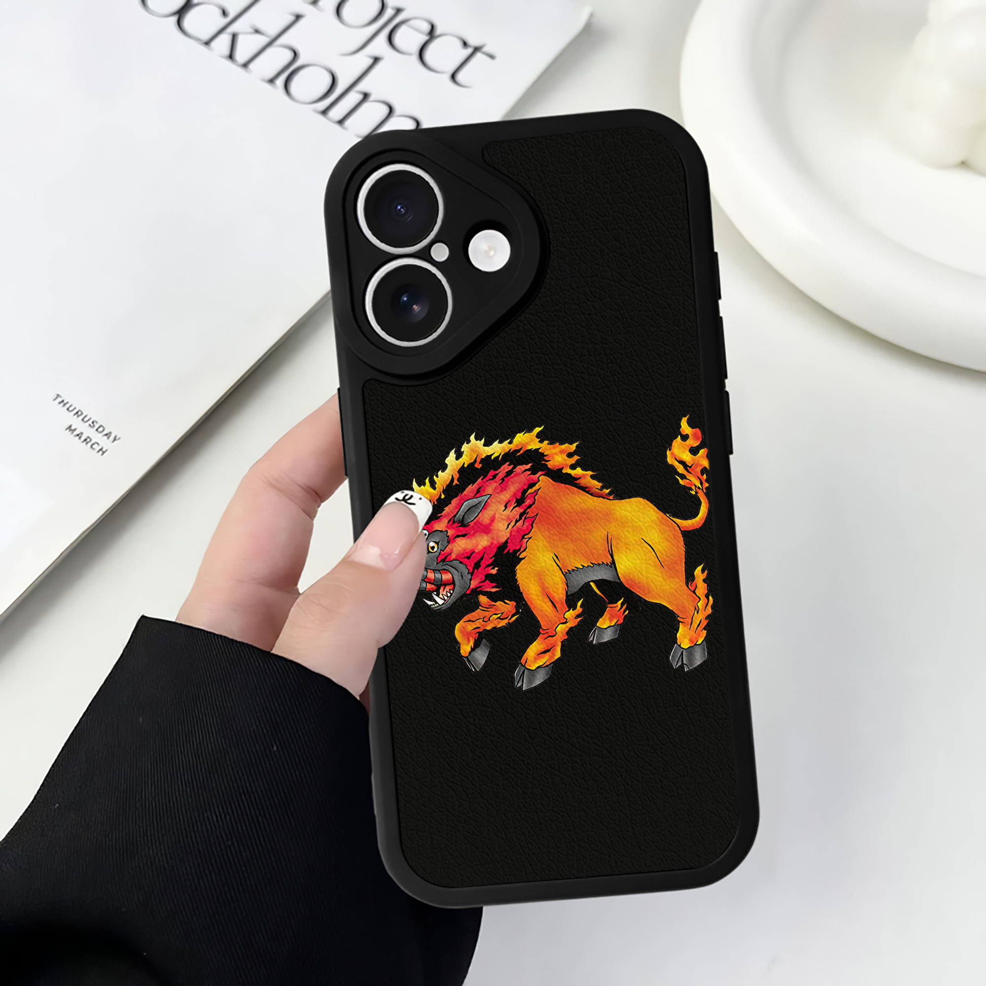 （画像用） Digimon デジタルモンスター/デジモン 【iPhone 16シリーズ対応】シリコンスマホケース（レザー調） 材質：シリコン